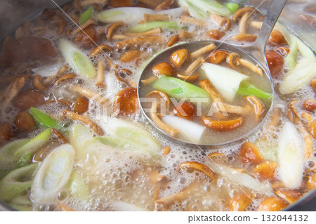 大鍋煮滑子菇湯 132044132