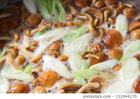 大鍋煮滑子菇湯 大鍋煮滑子菇湯 132044170