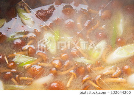 大鍋煮滑子菇湯 132044200