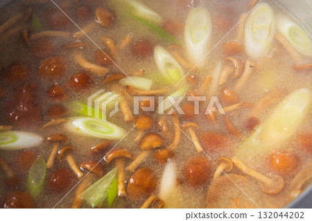 大鍋煮滑子菇湯 132044202