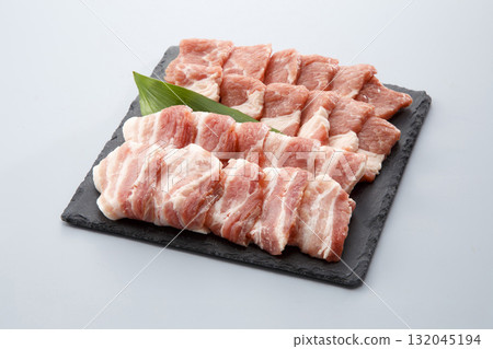 Domestic pork yakiniku set (shoulder loin, belly) 132045194