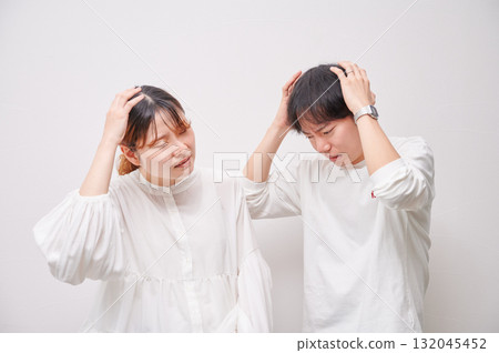 Couple holding their heads, pregnant woman, trouble Couple holding their heads, pregnant woman, trouble 132045452