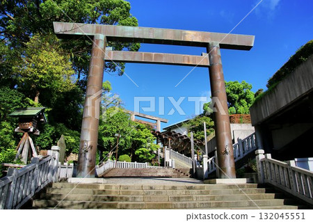 Located on the hill of Iseyama in Yokohama, Iseyama Kotaijingu Shrine features a cherry blossom as its crest. 132045551