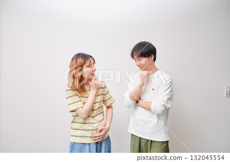 Worried couple, pregnant woman, consultation, maternity Worried couple, pregnant woman, consultation, maternity 132045554
