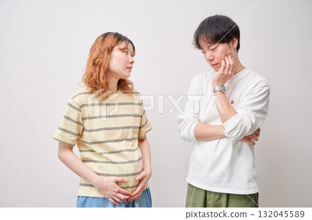 擔心的夫婦、孕婦、諮詢、產婦 擔心的夫婦、孕婦、諮詢、產婦 132045589