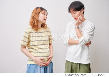 擔心的夫婦、孕婦、諮詢、產婦 132045590