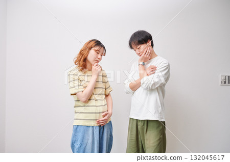 擔心的夫婦、孕婦、諮詢、產婦 擔心的夫婦、孕婦、諮詢、產婦 132045617