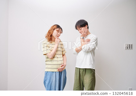 Worried couple, pregnant woman, consultation, maternity Worried couple, pregnant woman, consultation, maternity 132045618