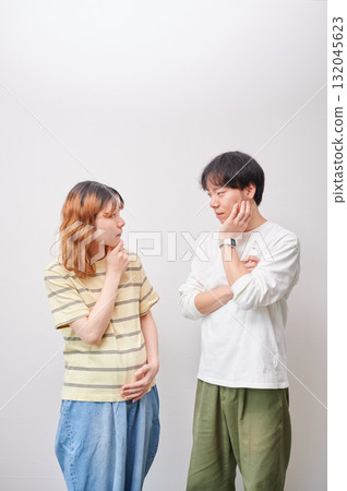 擔心的夫婦、孕婦、諮詢、產婦 擔心的夫婦、孕婦、諮詢、產婦 132045623