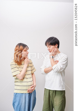 Worried couple, pregnant woman, consultation, maternity 132045624