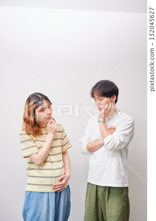 Worried couple, pregnant woman, consultation, maternity 132045627