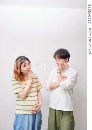 Worried couple, pregnant woman, consultation, maternity 132045628