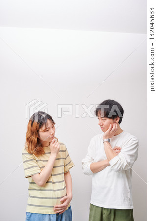 Worried couple, pregnant woman, consultation, maternity 132045633