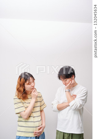 Worried couple, pregnant woman, consultation, maternity 132045634