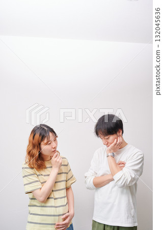 Worried couple, pregnant woman, consultation, maternity 132045636