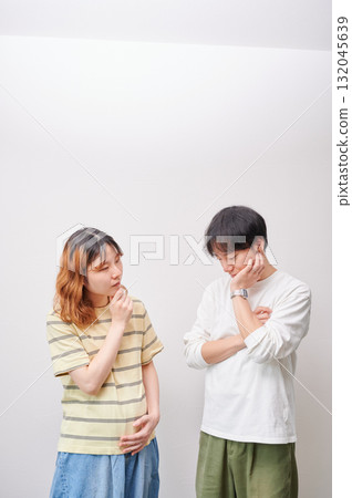 擔心的夫婦、孕婦、諮詢、產婦 擔心的夫婦、孕婦、諮詢、產婦 132045639