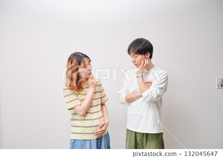 Worried couple, pregnant woman, consultation, maternity 132045647