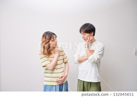 Worried couple, pregnant woman, consultation, maternity 132045651