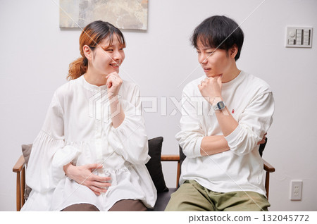 擔心的夫婦、孕婦、諮詢、產婦 擔心的夫婦、孕婦、諮詢、產婦 132045772