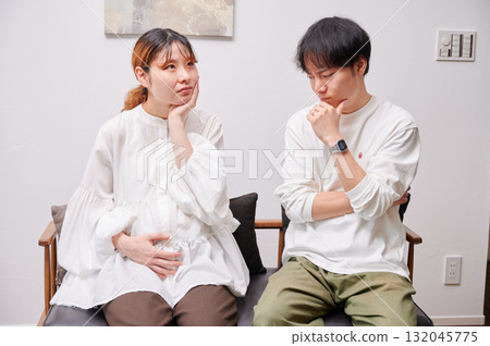 Worried couple, pregnant woman, consultation, maternity 132045775