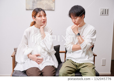 Worried couple, pregnant woman, consultation, maternity Worried couple, pregnant woman, consultation, maternity 132045776