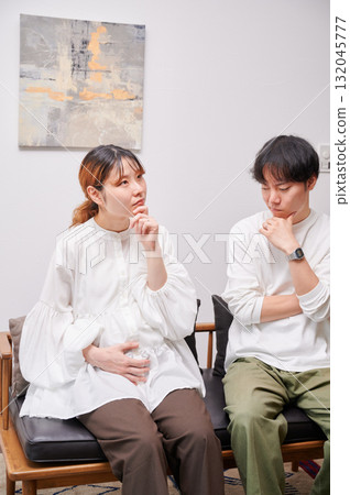 Worried couple, pregnant woman, consultation, maternity 132045777