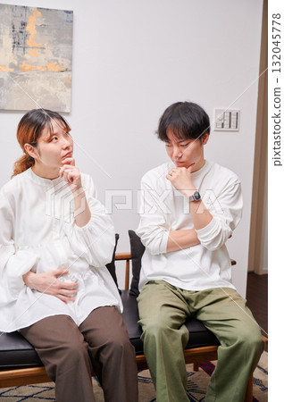 Worried couple, pregnant woman, consultation, maternity 132045778