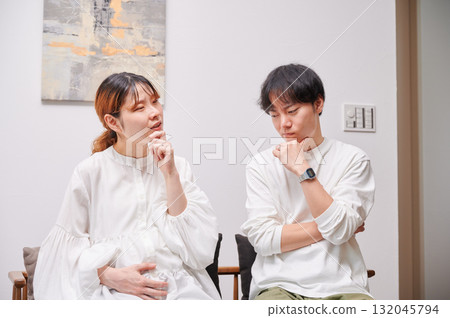 Worried couple, pregnant woman, consultation, maternity 132045794