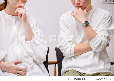 Worried couple, pregnant woman, consultation, maternity 132045809