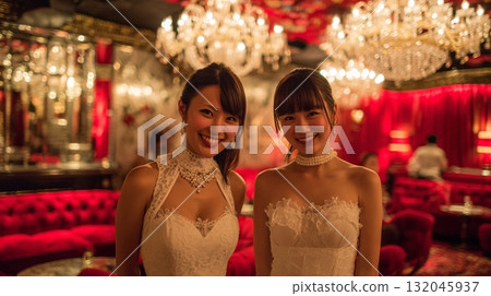 兩位身穿華麗白色洋裝的女主人 3 兩位身穿華麗白色洋裝的女主人 3 132045937