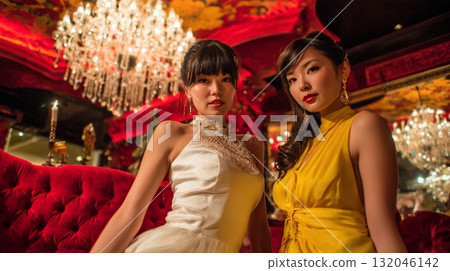 兩位身穿白色和黃色洋裝的迷人女主人 9 132046142