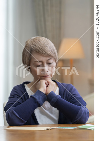 老年婦女擔心醫療費用 132046244