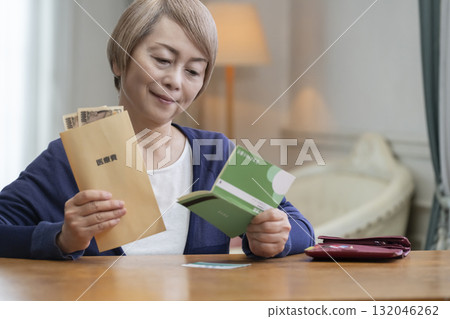 微笑的高級女士準備醫療費用 132046262