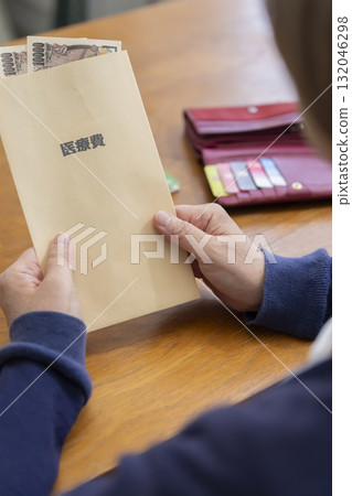 一名婦女正在準備醫療費用 一名婦女正在準備醫療費用 132046298