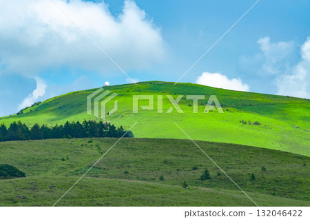 草原和藍天在Kirigamine 132046422