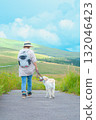 一隻金毛獵犬和它的主人在霧峰高原上散步 132046423