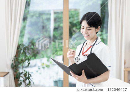 Young female nurse, home-visit nursing, home care Young female nurse, home-visit nursing, home care 132046427