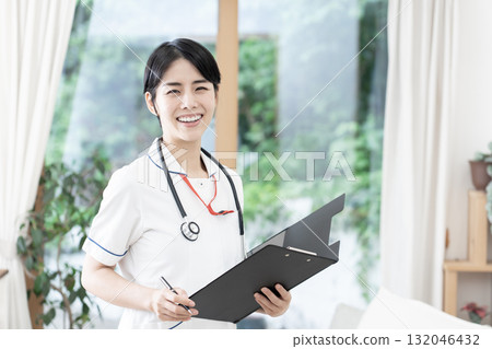 年輕女護士，家訪護理，家庭護理 132046432