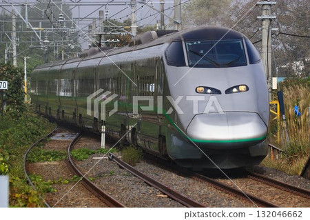「銀翼號」列車在山形縣的秋季陸奧地區穿梭…E3系山形新幹線「翼號」列車的複刻塗裝 「銀翼號」列車在山形縣的秋季陸奧地區穿梭…E3系山形新幹線「翼號」列車的複刻塗裝 132046662