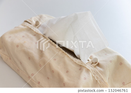 桌上的薄紙 132046761