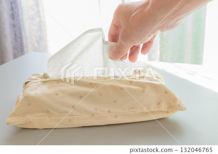 用手指捏住薄紙並將其拉出。 132046765