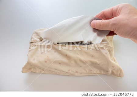 用手指捏住薄紙並將其拉出。 132046773