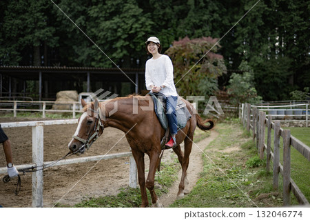 騎馬、女性騎馬、中年、日本、馬、嗜好、牧場、休閒、40多歲 132046774