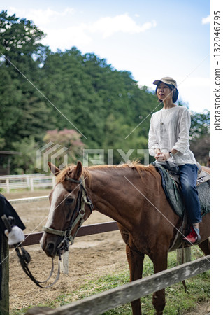 Horseback riding, woman riding, middle-aged, Japanese, horse, hobby, ranch, leisure, 40s Horseback riding, woman riding, middle-aged, Japanese, horse, hobby, ranch, leisure, 40s 132046795