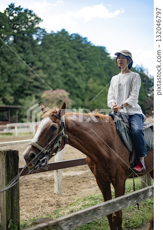騎馬、女性騎馬、中年、日本、馬、嗜好、牧場、休閒、40多歲 騎馬、女性騎馬、中年、日本、馬、嗜好、牧場、休閒、40多歲 132046797