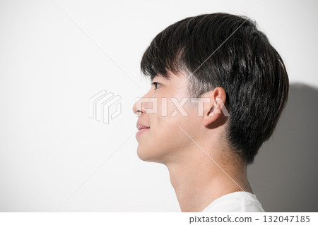 一位年輕男子的臉部特寫。美麗和美麗的形象。 一位年輕男子的臉部特寫。美麗和美麗的形象。 132047185
