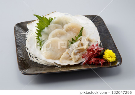 Scallop sashimi served in a shell 132047296