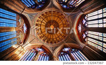 大教堂高高的天花板彩色玻璃 132047367