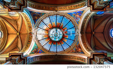 大教堂高高的天花板彩色玻璃 大教堂高高的天花板彩色玻璃 132047375