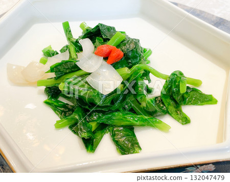 Chinese Shanghai cuisine: Stir-fried pea sprouts and lily root 132047479